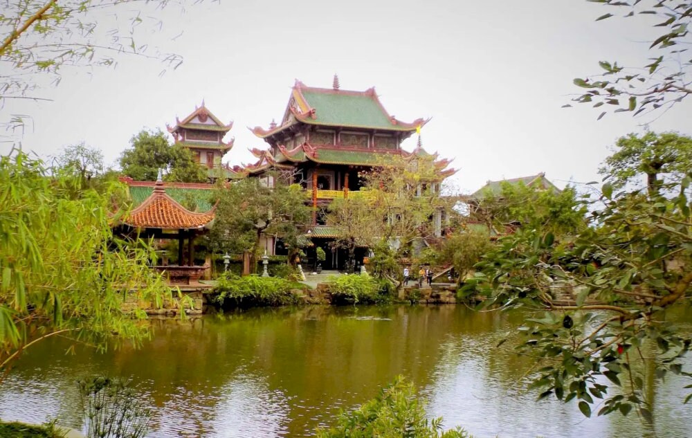 Ngôi chùa cổ kính với nước non hữu tình